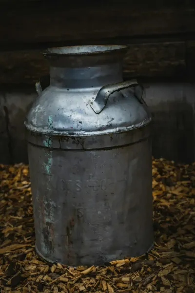 Alter dunkler Milchkrug aus Metall