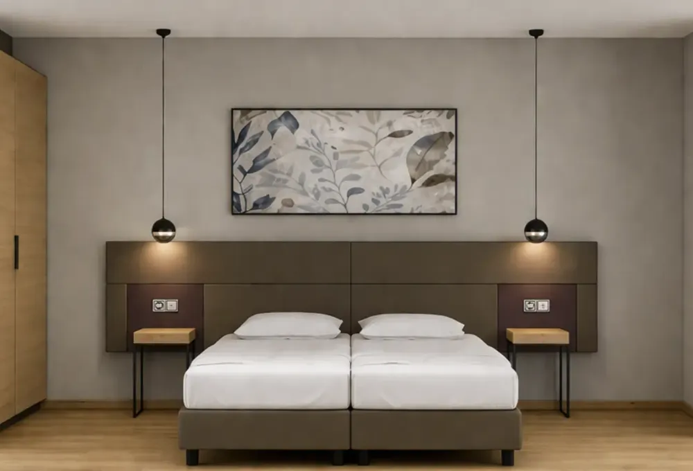 Schlafzimmer mit Doppelbett, zwei Nachttischen, zwei hängenden Lampen und einem großen Wandbild mit Pflanzenmotiv