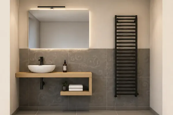 Modernes Badezimmer mit wandmontiertem Waschbecken, großem Spiegel, offenem Holzregal und schwarzem Handtuchheizkörper an grauer Wand