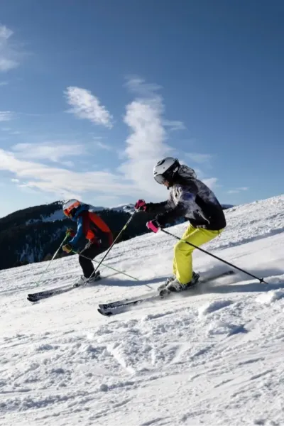 Skifahrer in Aktion auf einer Abfahrtspiste im Skigebiet